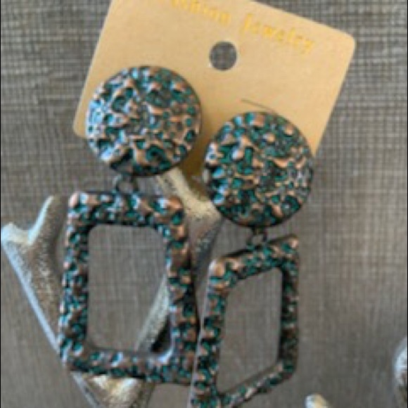 Earring - Picture 2 of 5